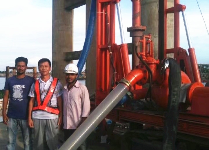 液压步履式打桩机在孟加拉施工